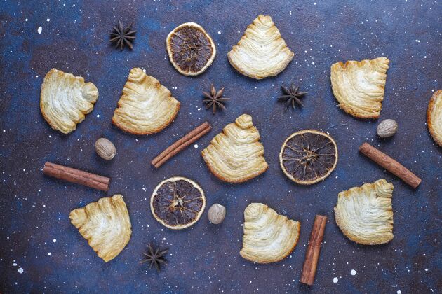 甜点圣诞树形状的酥皮饼干顶视图小吃饼干