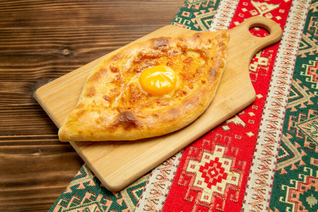 午餐俯瞰美味的鸡蛋面包烤在棕色的木制书桌上面包烘焙晚餐