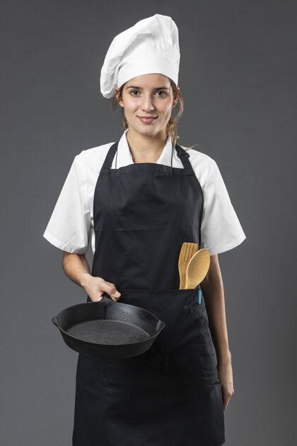 工作用平底锅给女厨师画像女厨师烹饪平底锅