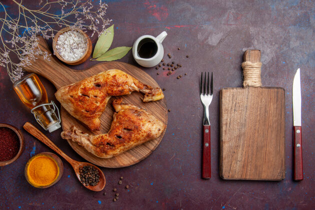 刀顶视图美味的炸鸡与不同的调味品上的黑暗空间午餐切碎晚餐