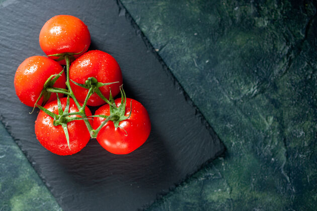 生长顶视图新鲜的红色西红柿在黑暗的表面生长餐食品晚餐树成熟的彩色沙拉照片成熟颜色蔬菜