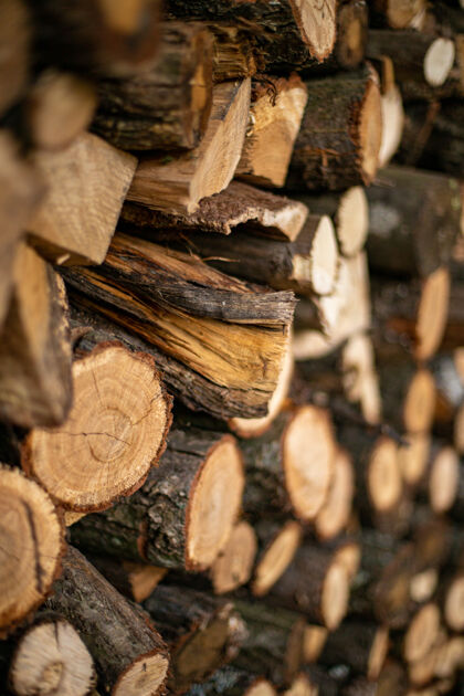 原木砍柴架上互相粘在一起的柴壁炉硬木树皮