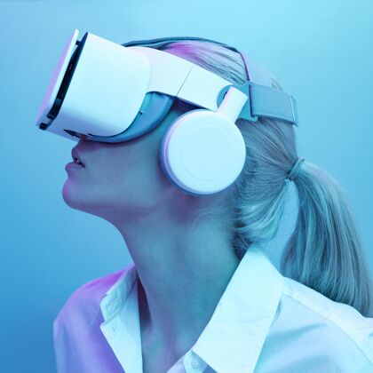 单色戴着虚拟现实模拟器的女人肖像测试模拟