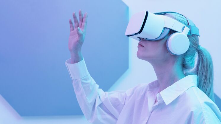 女人戴着虚拟现实模拟器的女人测试设备单色