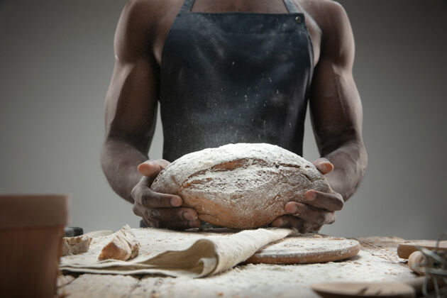 有机非洲裔美国人的特写镜头：在木桌上烹调新鲜的谷类食品 面包 麸皮美味的食物 营养 工艺制品无麸质食品 健康的生活方式 有机和安全的制造手工制作休闲身体工艺
