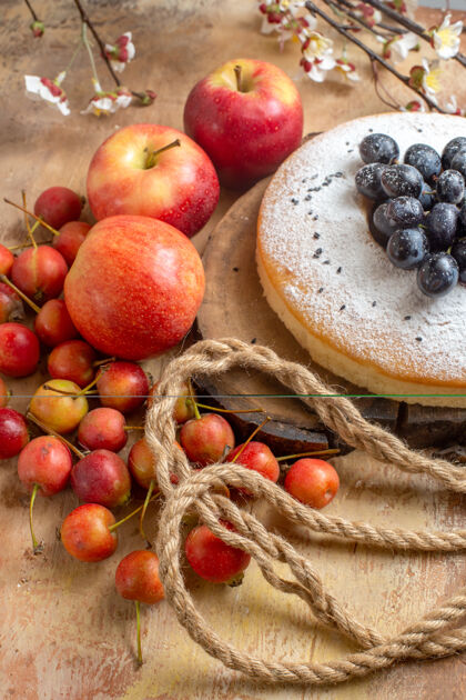 食物侧视图蛋糕一个开胃蛋糕葡萄苹果浆果绳树枝蛋糕健康树