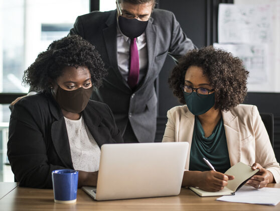 公司商务商业新常态 办公室里戴口罩的人冠状病毒大流行面具西装