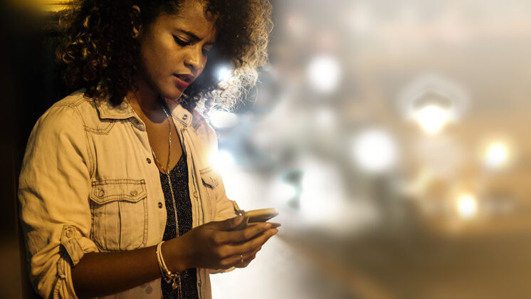 女人黑人女人晚上在街上发短信黑色互联网人