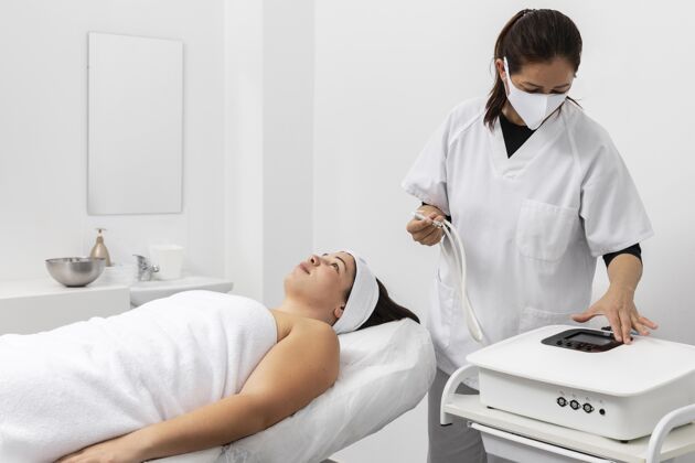 健康在美容院接受治疗的女人美容师皮肤护理放松