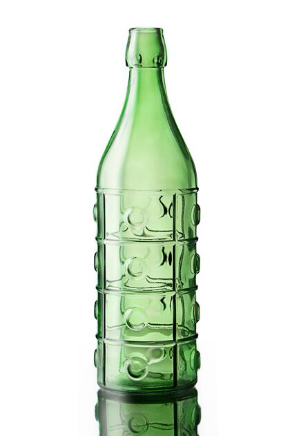 奇迹的特写垂直拍摄的绿色玻璃瓶隔离在白色背景上垂直的瓶子新的