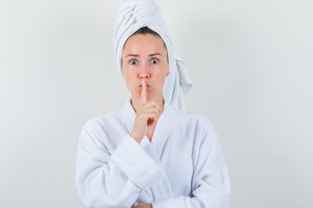 女人身穿白色浴衣 毛巾 神情谨慎的年轻女子 展现出沉默的姿态前视图健康漂亮肖像