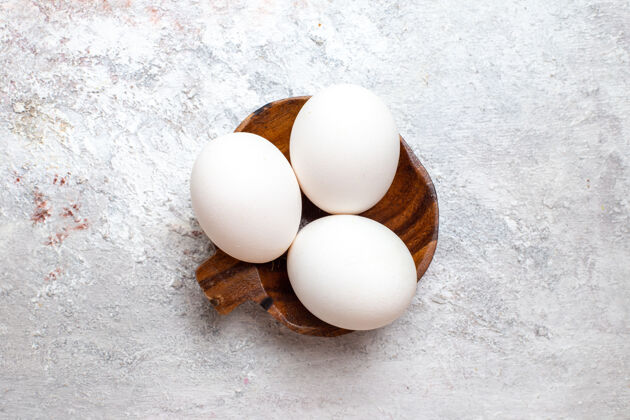 鸡肉顶视图全生鸡蛋上白面鸡蛋生早餐餐食品顶部生的鸡蛋