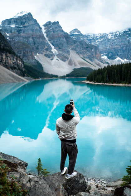 人白天站在冰碛湖上的人自然鞋风景