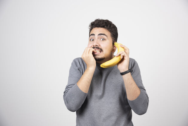 手一个拿着香蕉当手机的年轻模特儿脸手臂年轻