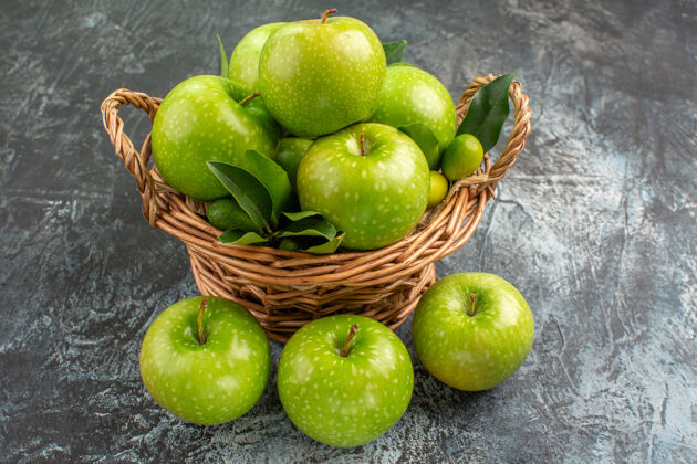 柠檬侧面特写苹果绿叶苹果柑橘类水果在篮子里柑橘食物叶子