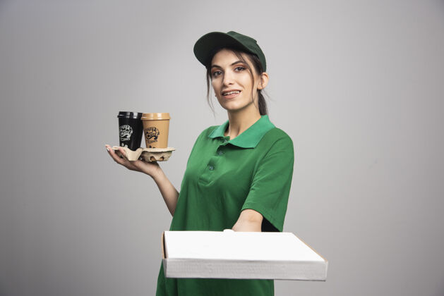 女人送货员给顾客送披萨盒食物职业帽子