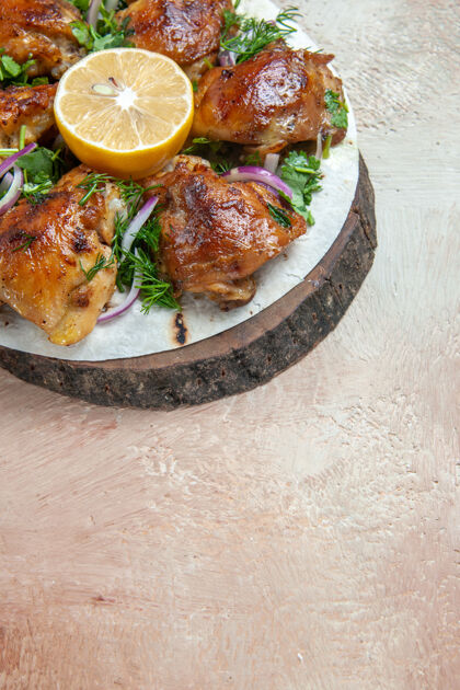 美食鸡肉和洋葱香草放在切菜板上的洗手盆上膳食香草午餐