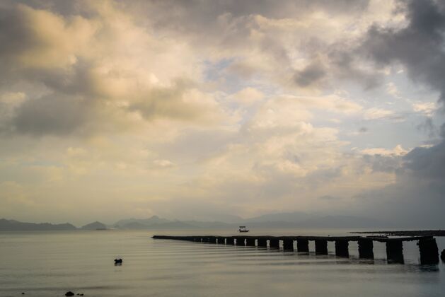 香港在香港日出时湖底破碎的码头码头Kong和平