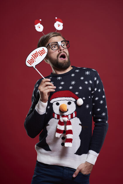 开衫一个拿着圣诞面具的男人惊喜眼镜面具