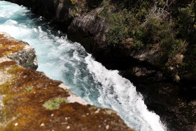 愤怒惊人的高角度拍摄了一条汹涌的河流运动悬崖新西兰