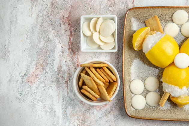 午餐在白色的桌子上俯瞰冰柠檬和糖果和饼干新鲜饮食饼干