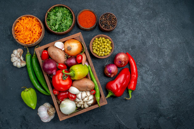 胡椒在深色的桌子上俯瞰新鲜的蔬菜和绿色的成熟沙拉蔬菜食物营养新鲜蔬菜