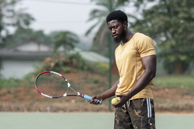 运动年轻人在网球场上打球网球拍训练练习