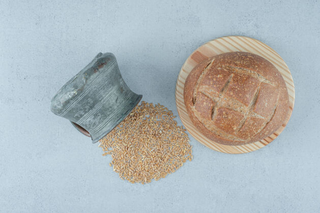 大麦黑麦面包卷放在木板上 配上一大杯大麦面包房董事会食品