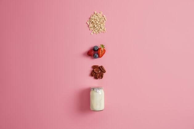 蓝莓准备健康的燕麦片粥吃一罐天然酸奶 全麦 成熟的蓝莓 草莓和燕麦混合在一起新鲜的有机零食健康和饮食的概念早餐的想法有机好吃的自制的