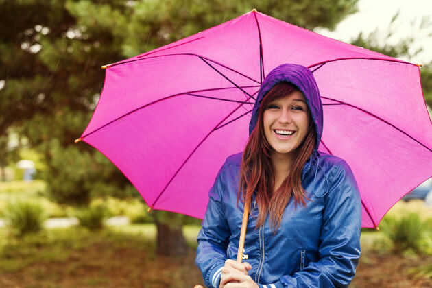 气象带伞的快乐女人的画像隐藏站雨