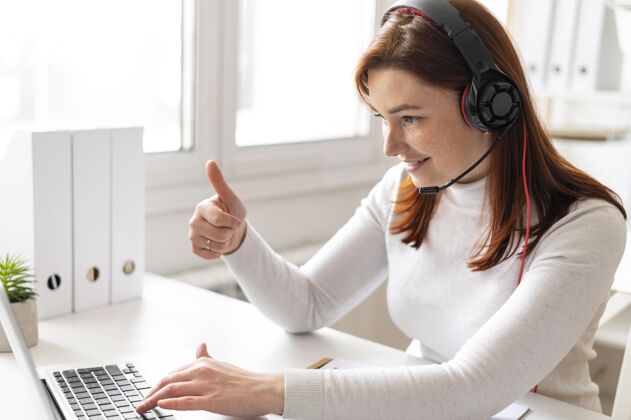 微笑工作中的女人正在笔记本电脑上进行视频通话笔记本电脑视频通话女性