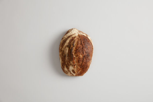 面包健康饮食和传统烘焙理念新鲜无麸质美味荞麦面包 由有机面粉制成 白色表面隔离各种美味的法国面包俯视图或平面图开销美食配料