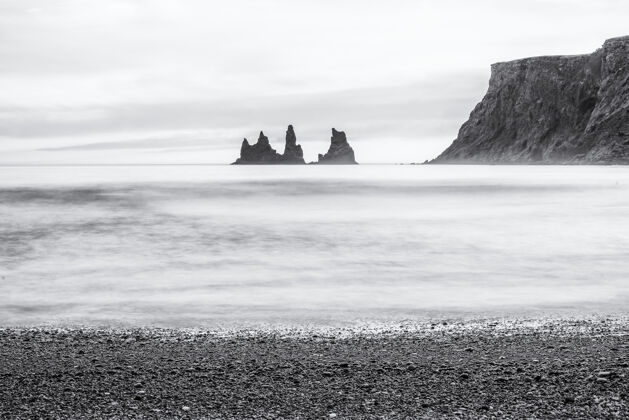 南部从冰岛维克的雷尼斯菲亚拉海滩拍摄地质岩石天空