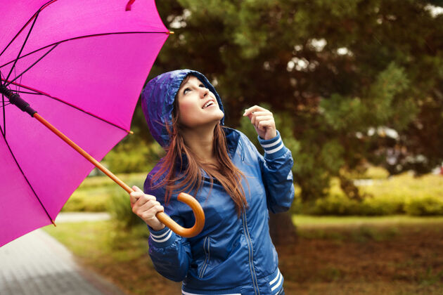 雨美丽的女人打着伞望着天空伞女性天气