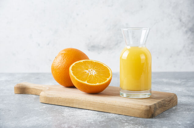 味道在木板上放一个装有橙子切片的果汁的玻璃罐冷成熟新鲜