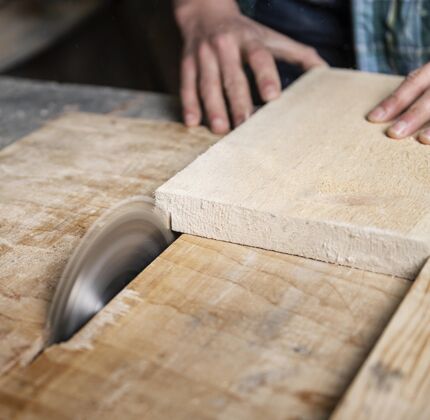 车间特写切割木板工匠人木材切割
