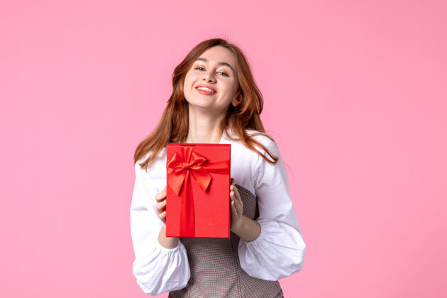 包装正面图：年轻女性 红色包装 粉色背景 相亲日期 三月 横向性感礼物 香水 女性照片 金钱平等年轻女性香水礼品