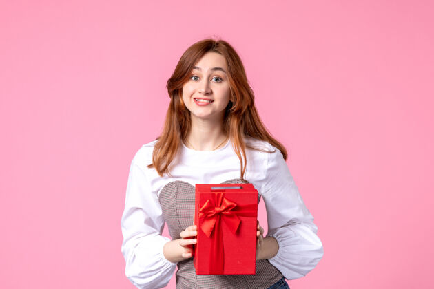 包装正面图：年轻女性 红色包装 粉色背景 相亲日期 三月横向性感礼物 女性照片 金钱平等年轻女性礼品礼品