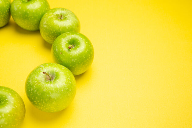 新鲜侧面特写苹果绿色的苹果在桌子上摆成一个圈吃苹果圈壁板