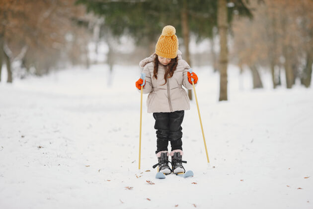 季节小女孩越野滑雪娱乐乐趣欢呼