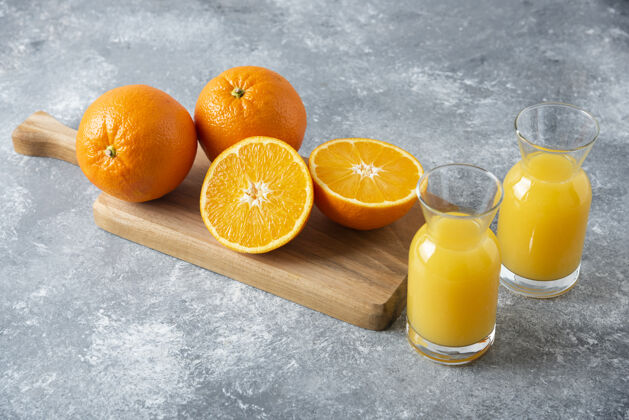 刷新一杯果汁加一片橙子冷新鲜成熟