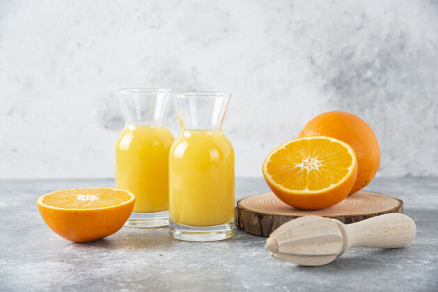 风格一杯果汁加一片橙子水果圆形切