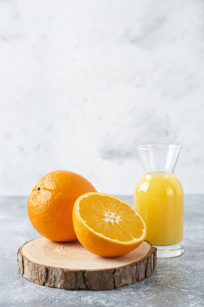 橙子在木板上放一个装有橙子切片的果汁的玻璃罐刷新甜点多汁