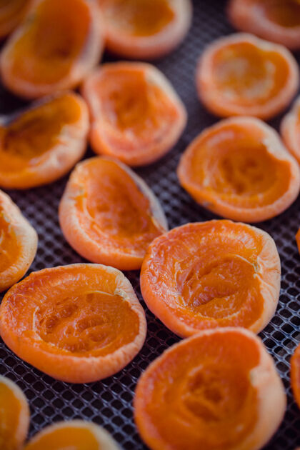 农产品黑色金属托盘上的橘子片食物杏子水果