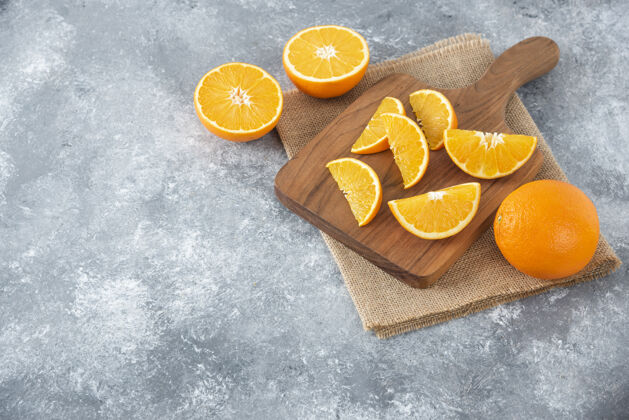 橙子石桌上放满了橙子汁的木板口味热带甜点