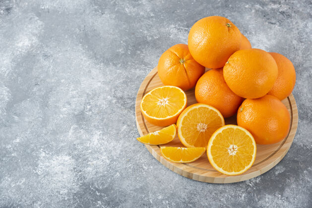 柑橘石桌上放满了橙子汁的木板口味异国情调圆形