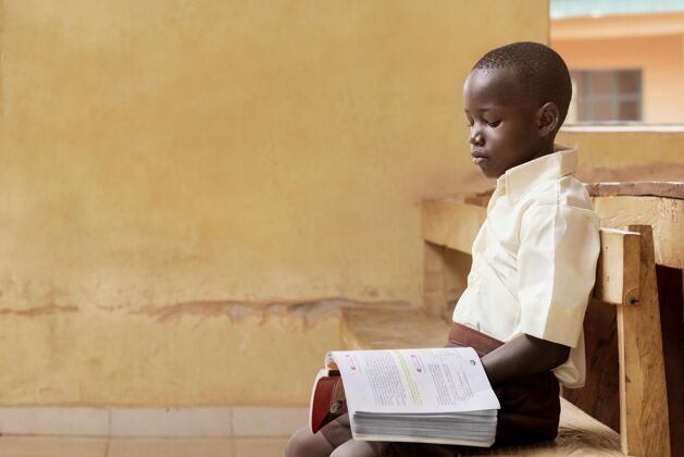 非洲非洲孩子在课堂上学习课堂小学习