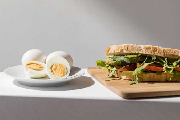 正餐西红柿和煮鸡蛋烤面包三明治的正面图食物绿色美食