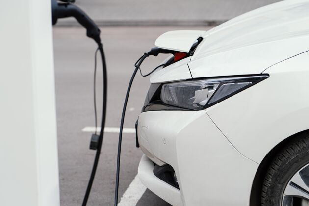 电动汽车电动汽车充电站正在充电的汽车侧视图更新水平可再生资源