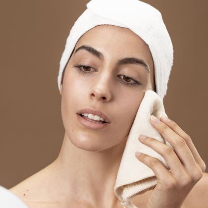 自我护理年轻女人用毛巾摸她的脸美容女人美容